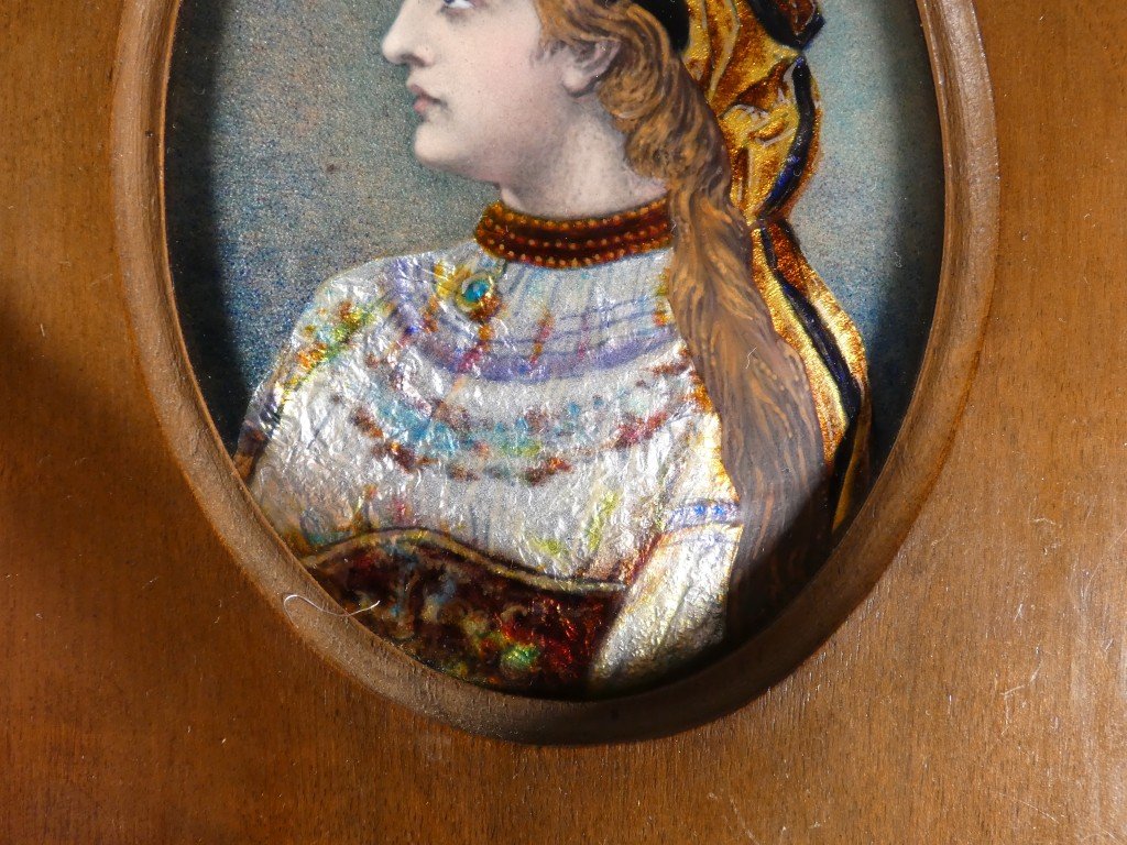 Ernest Blancher – Jeune femme en costume d’Europe orientale, émail de Limoges daté 1913-photo-1