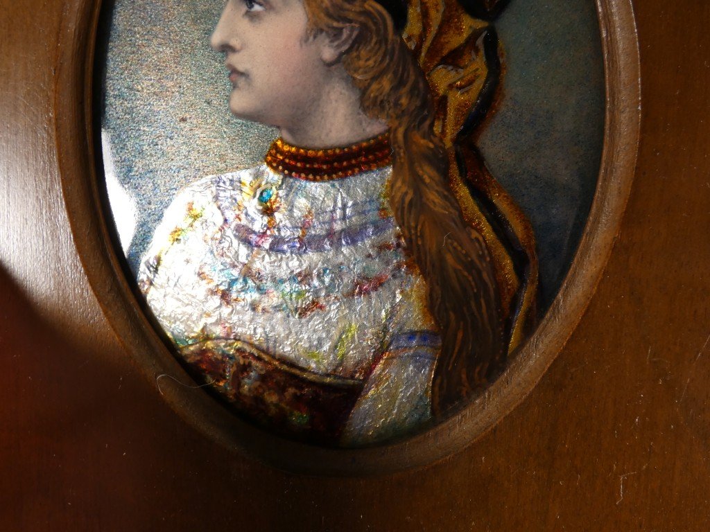 Ernest Blancher – Jeune femme en costume d’Europe orientale, émail de Limoges daté 1913-photo-2
