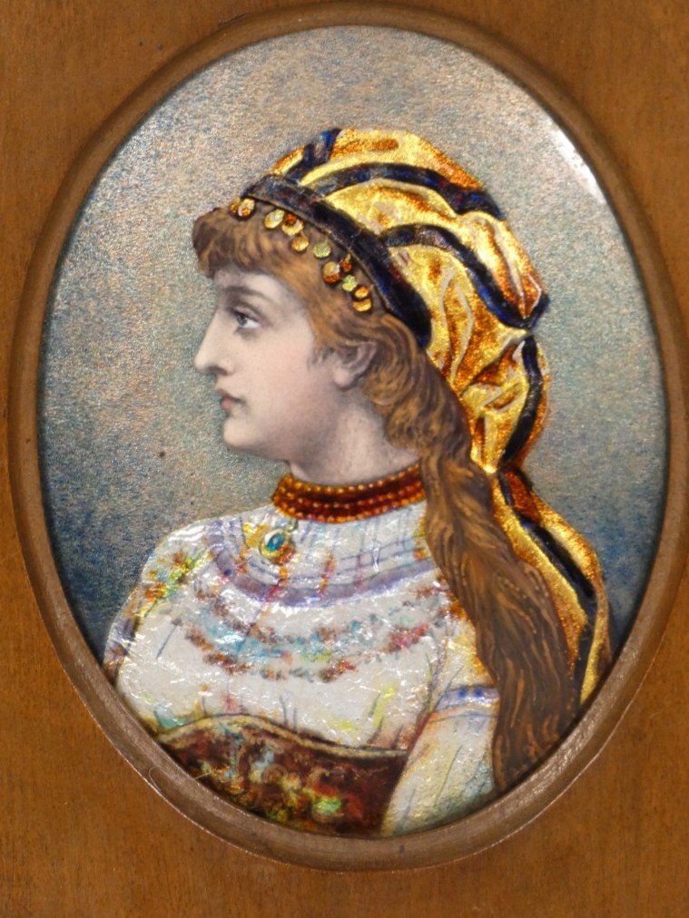 Ernest Blancher – Jeune femme en costume d’Europe orientale, émail de Limoges daté 1913