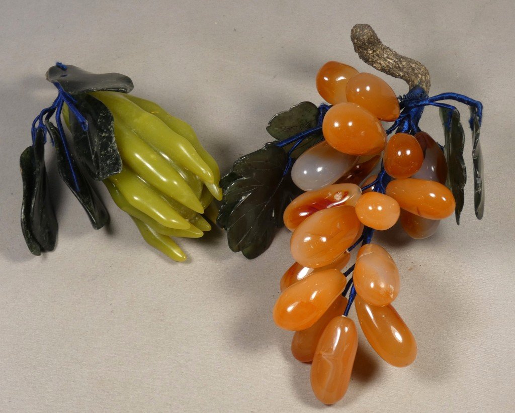 Ensemble de fruits en pierre dure, Italie, milieu XX ème