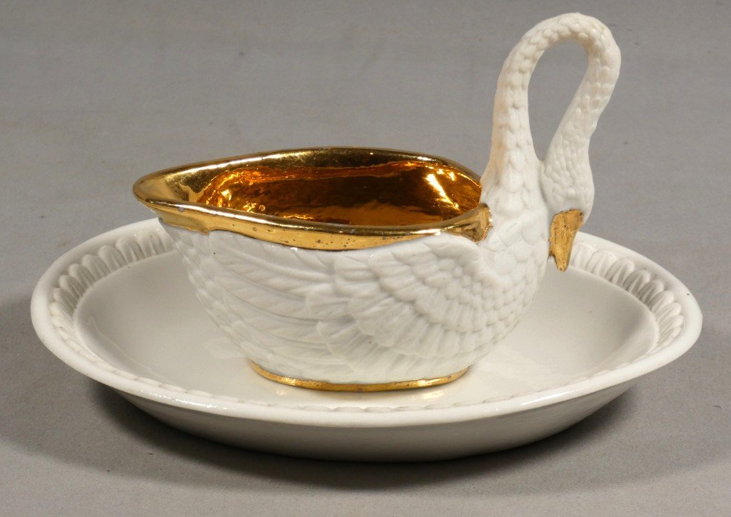 Tasse au cygne de style Empire en porcelaine blanche et dorée, époque XIX ème