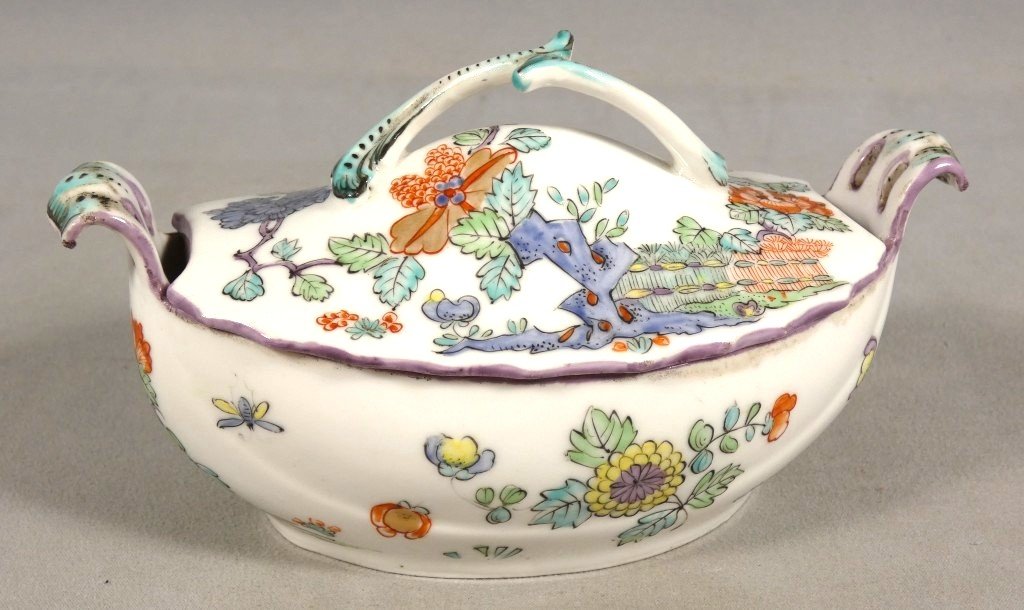 18th-century Chantilly – Rare Covered Sugar Bowl In Soft Porcelain, Kakiemon Design