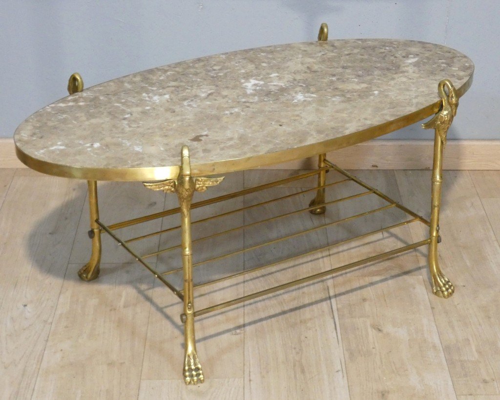 Table basse néoclassique en bronze et laiton aux cygnes, plateau de marbre – vers 1960, Jansen?