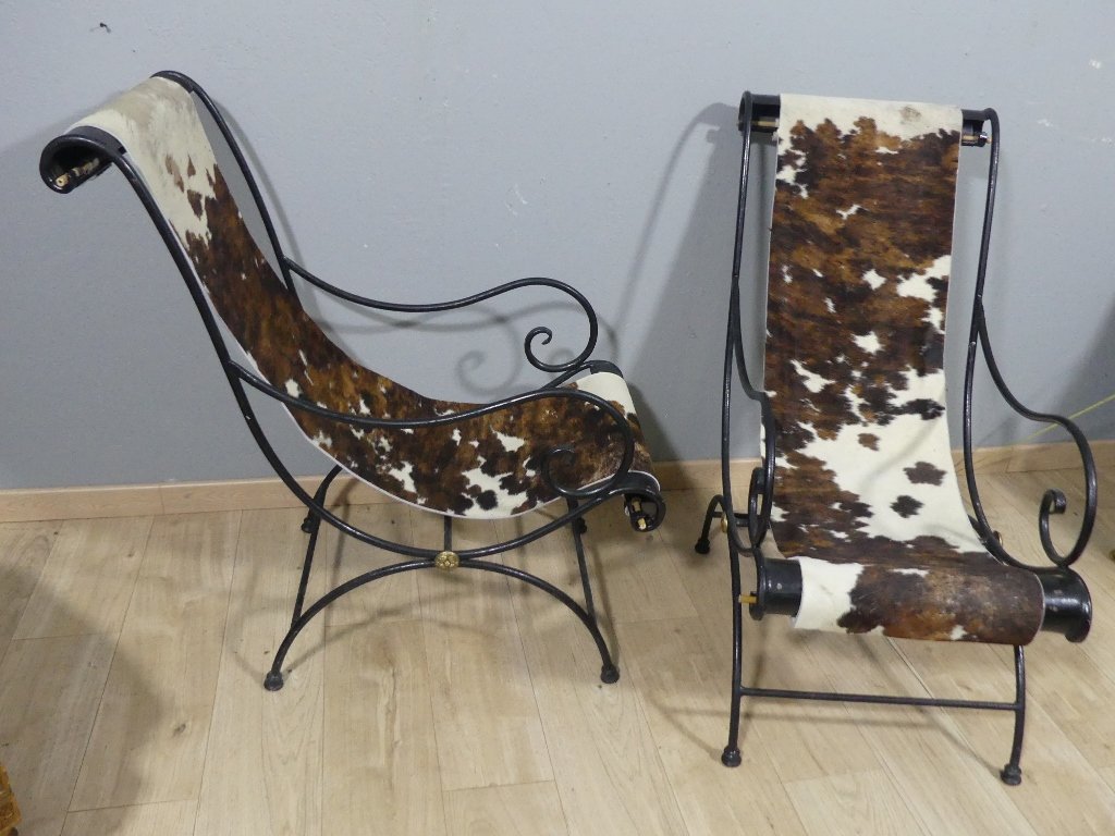 Paire de fauteuils lounge en fer forgé et peau de vache – Travail français vers 1940-1950-photo-2