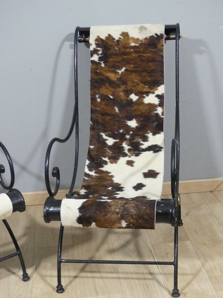 Paire de fauteuils lounge en fer forgé et peau de vache – Travail français vers 1940-1950-photo-3