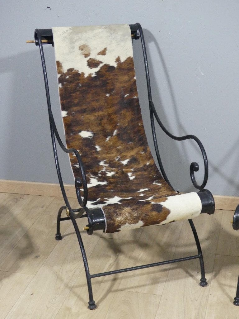 Paire de fauteuils lounge en fer forgé et peau de vache – Travail français vers 1940-1950-photo-4