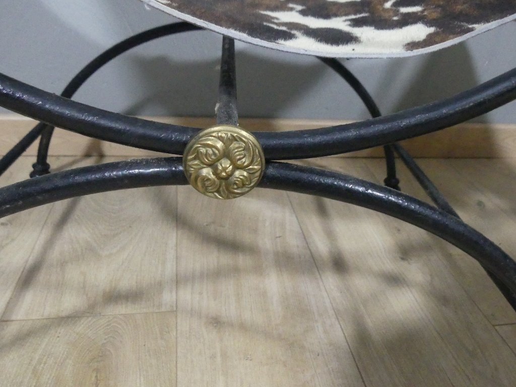 Paire de fauteuils lounge en fer forgé et peau de vache – Travail français vers 1940-1950-photo-4