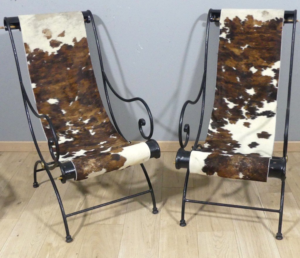 Paire de fauteuils lounge en fer forgé et peau de vache – Travail français vers 1940-1950