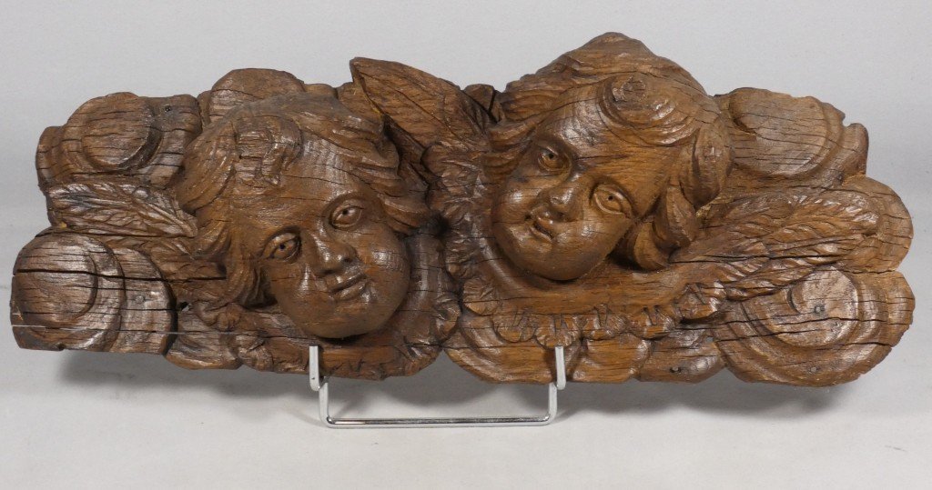 Deux Têtes d’Angelots Ailés en Chêne Sculpté – Élément de Retable, XVIIe Siècle