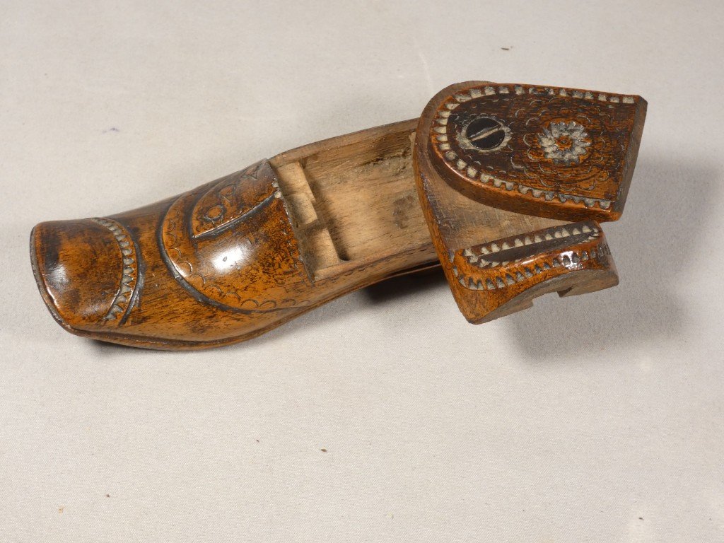 Shoe-shaped Snuffbox Carved From Walnut—folk Art, Early 19th Century-photo-3