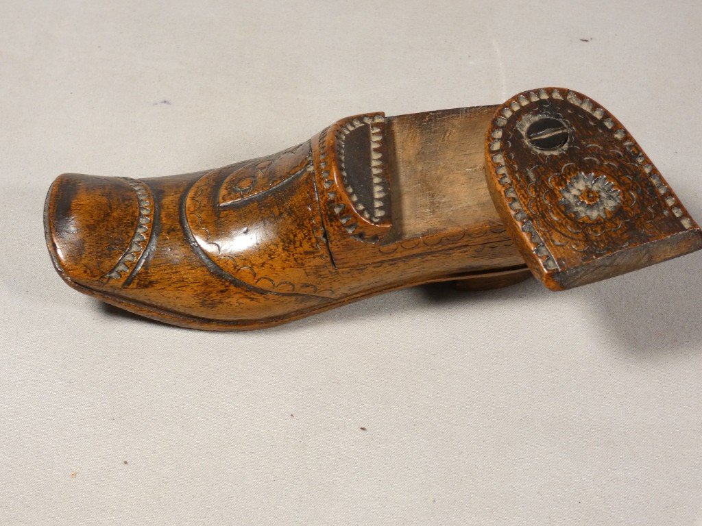 Shoe-shaped Snuffbox Carved From Walnut—folk Art, Early 19th Century-photo-4