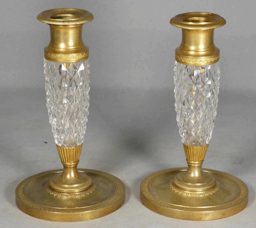 Paire de bougeoirs d’époque Empire en bronze doré et cristal taillé – début XIXe siècle