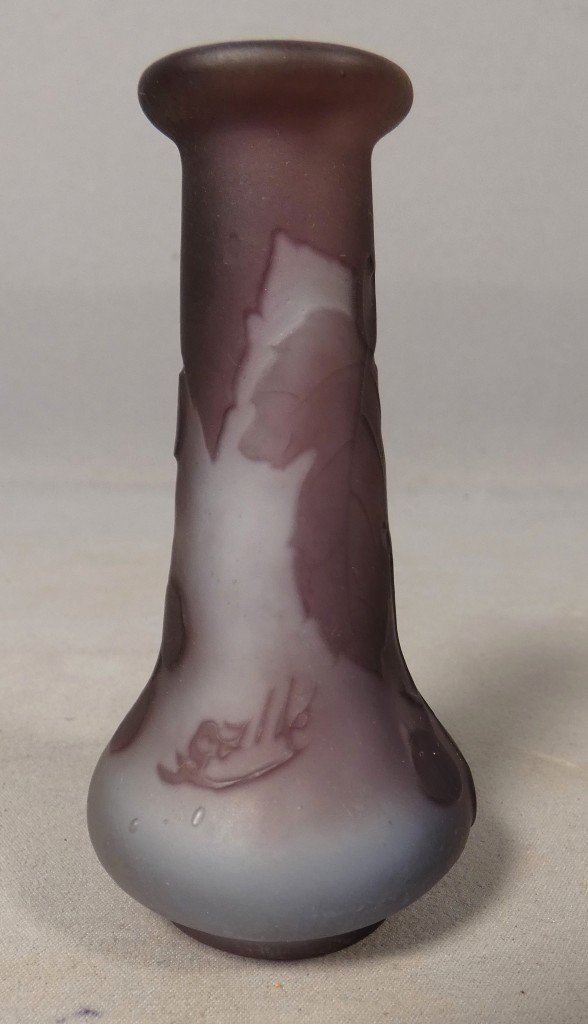 Gallé – Vase miniature Art Nouveau à décor de vigne et grappes de raisin-photo-2