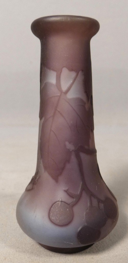 Gallé – Vase miniature Art Nouveau à décor de vigne et grappes de raisin-photo-3