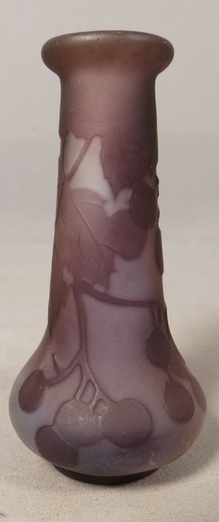 Gallé – Vase miniature Art Nouveau à décor de vigne et grappes de raisin