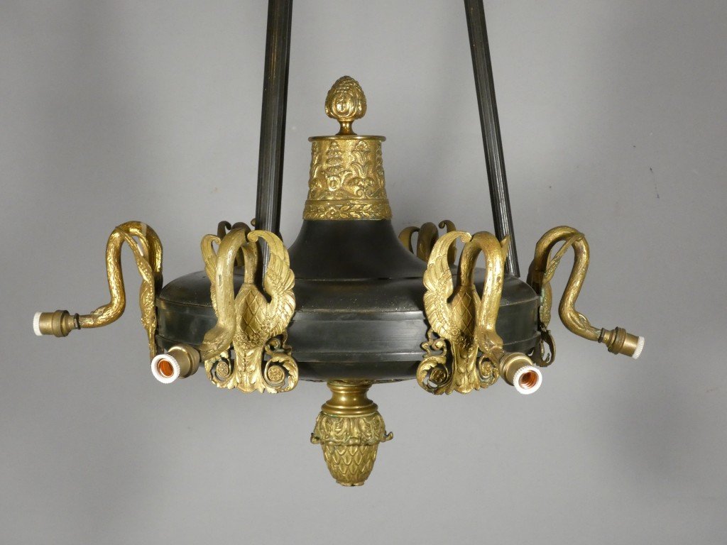 Grand lustre de style Empire en bronze doré et tôle patinée à décor de cygnes – Vers 1900