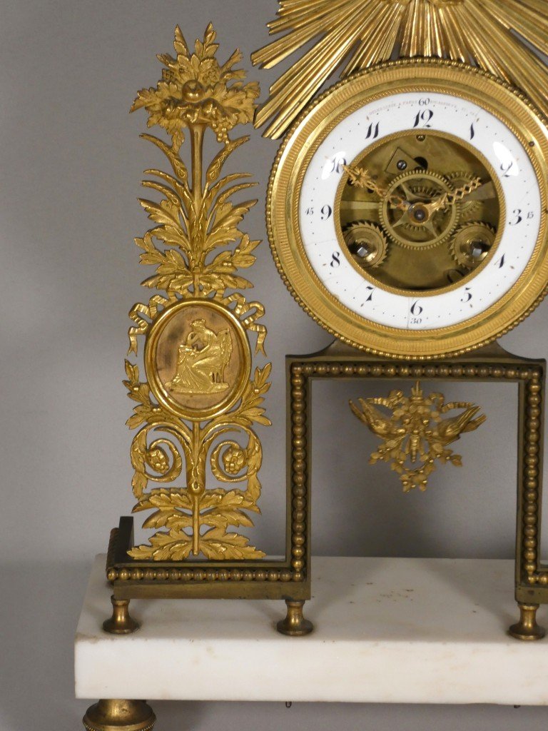 Rare pendule squelette au soleil en bronze doré, signée Deverberie à Paris – Époque Consulat-photo-4