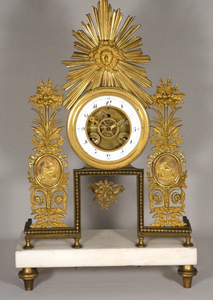 Rare pendule squelette au soleil en bronze doré, signée Deverberie à Paris – Époque Consulat