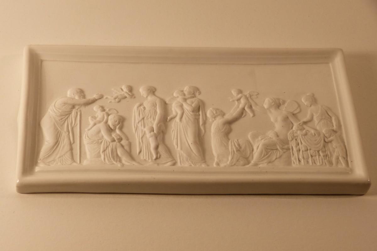 Scène à l'Antique En Bas Relief Avec Angelots, Biscuit Porcelaine