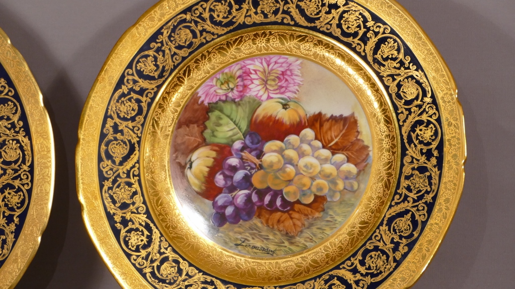 Duo Of Porcelain Decorative Plates Hand Painted Flowers And Fruit, Gold Inlay-photo-4