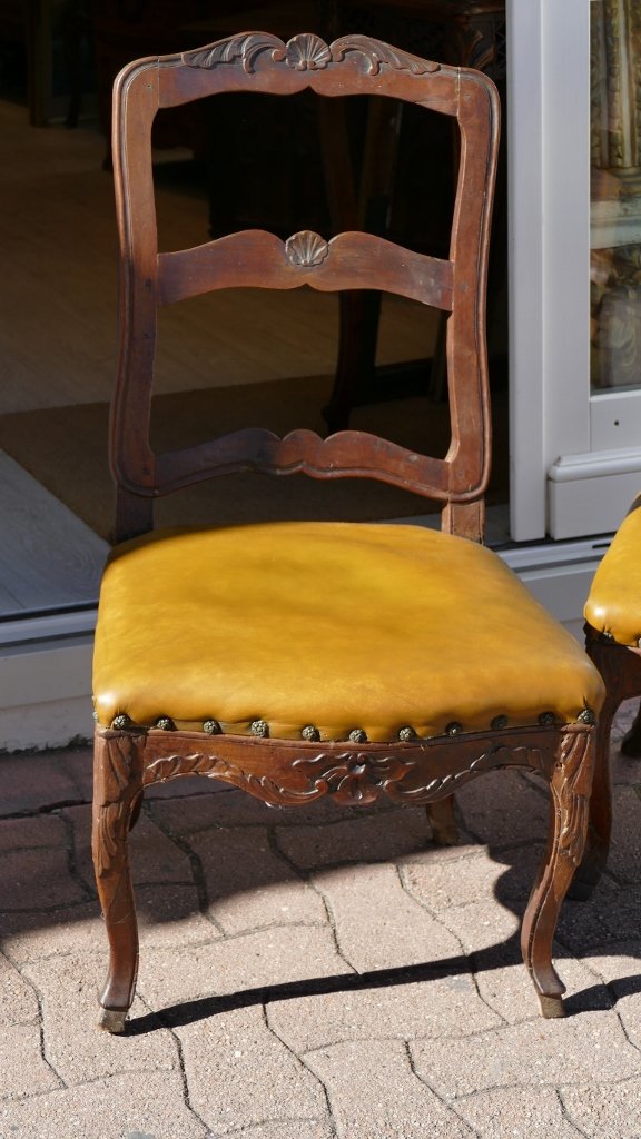 Paire De Larges Chaises époque Louis XV En Noyer Et Assises En Cuir, XVIII ème Siècle-photo-3