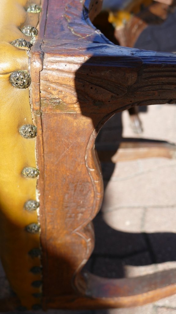 Paire De Larges Chaises époque Louis XV En Noyer Et Assises En Cuir, XVIII ème Siècle-photo-4