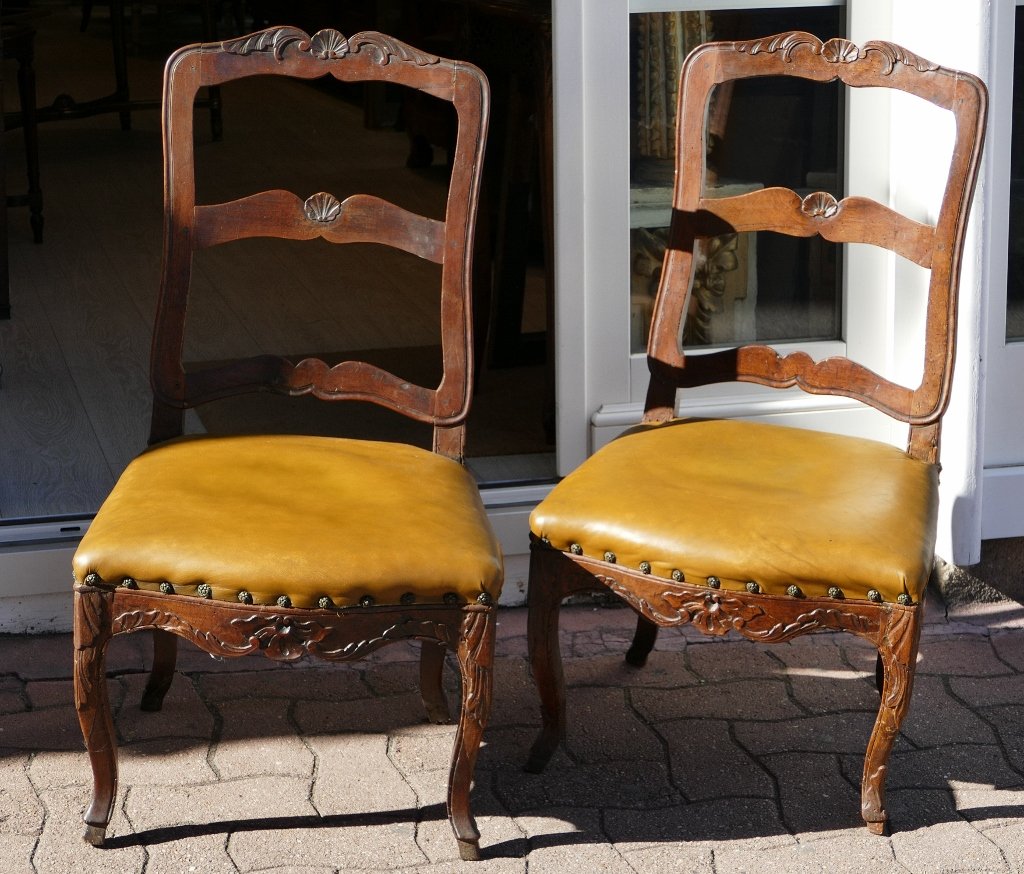 Paire De Larges Chaises époque Louis XV En Noyer Et Assises En Cuir, XVIII ème Siècle