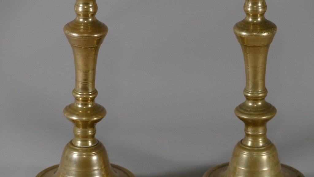 Pair Of Louis XIV-louis XV Candlesticks In Cast Bronze Scalloped, Eighteenth Time-photo-1