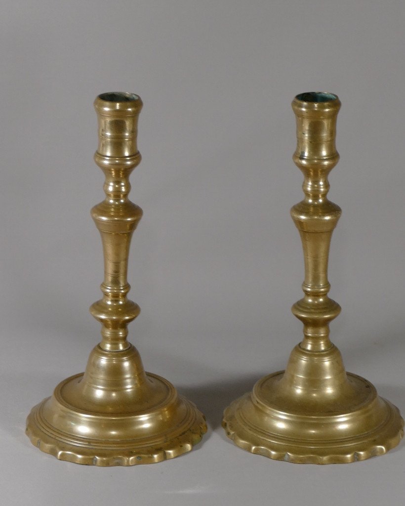 Pair Of Louis XIV-louis XV Candlesticks In Cast Bronze Scalloped, Eighteenth Time