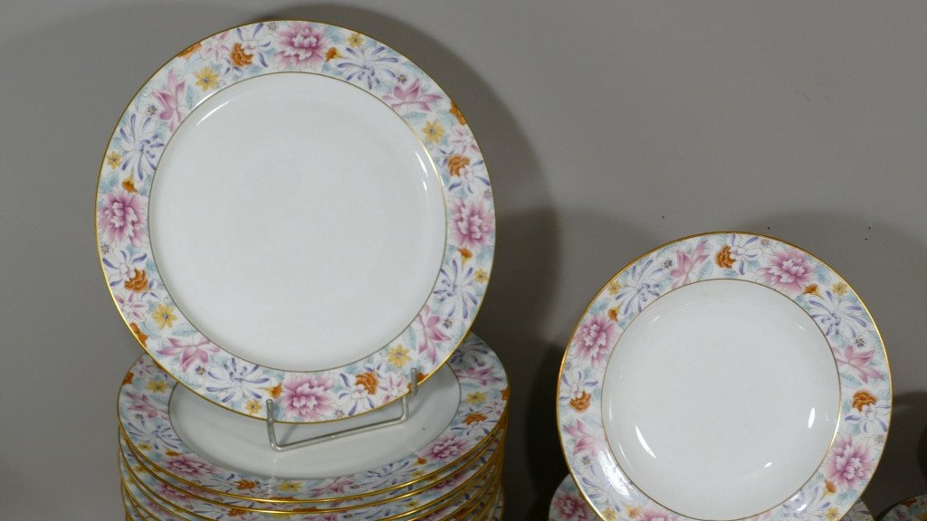 Porcelain Table Service With Floral Decor, 43 Pieces, Limoges Mid XXth-photo-3