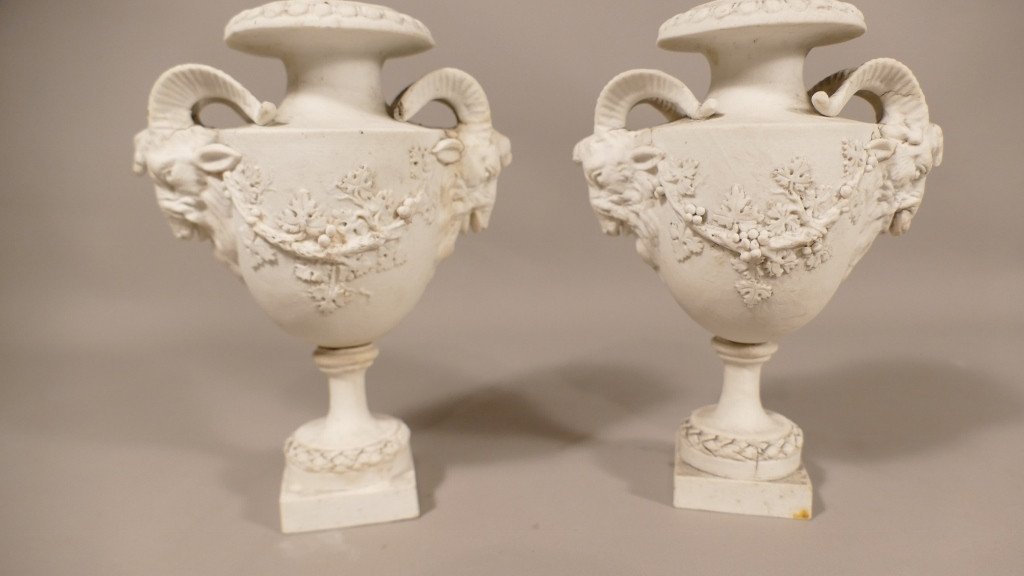 Paire De Vases à Têtes De Béliers Et Guirlandes De Vigne, Biscuit époque XVIII ème Siècle-photo-1