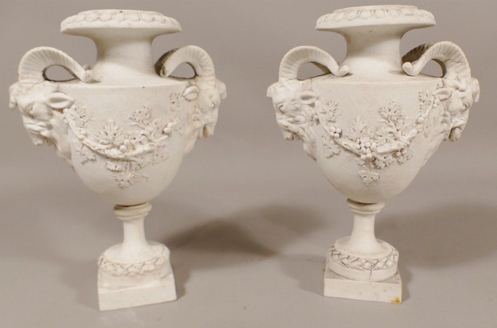 Paire De Vases à Têtes De Béliers Et Guirlandes De Vigne, Biscuit époque XVIII ème Siècle