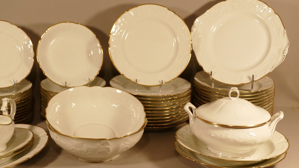 Service De Table En Porcelaine Blanche Et Doré Style Louis XV, 58 Pièces, Limoges -photo-2