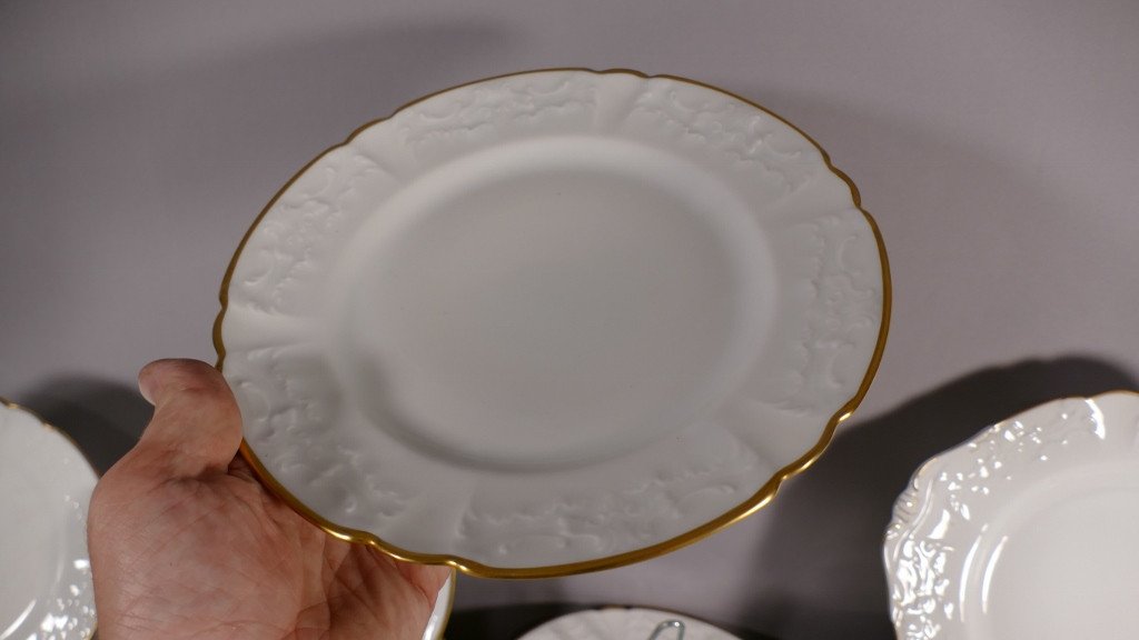 Service De Table En Porcelaine Blanche Et Doré Style Louis XV, 58 Pièces, Limoges -photo-5