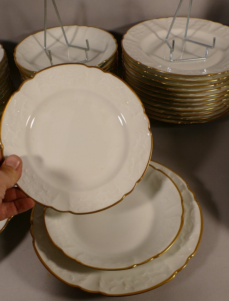 Service De Table En Porcelaine Blanche Et Doré Style Louis XV, 58 Pièces, Limoges -photo-8