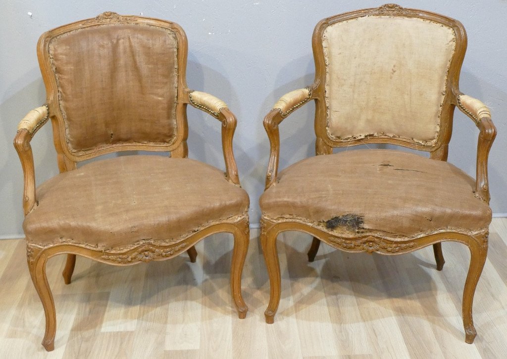 Paire De Larges Fauteuils époque Louis XV, En Chêne Sculpté, XVIII ème Siècle