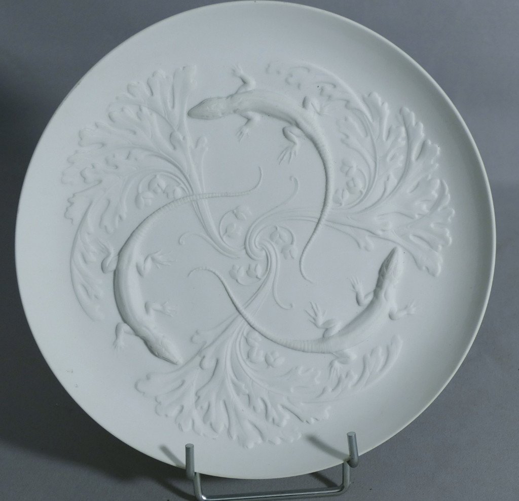 Assiette En Biscuit De Porcelaine Aux Salamandres Et Feuillages, Limoges Milieu XX ème-photo-2