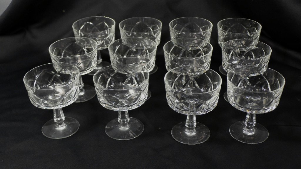 Cristal De Sèvres, 12 Coupes à Champagne Cristal Taillé Forme Art Déco