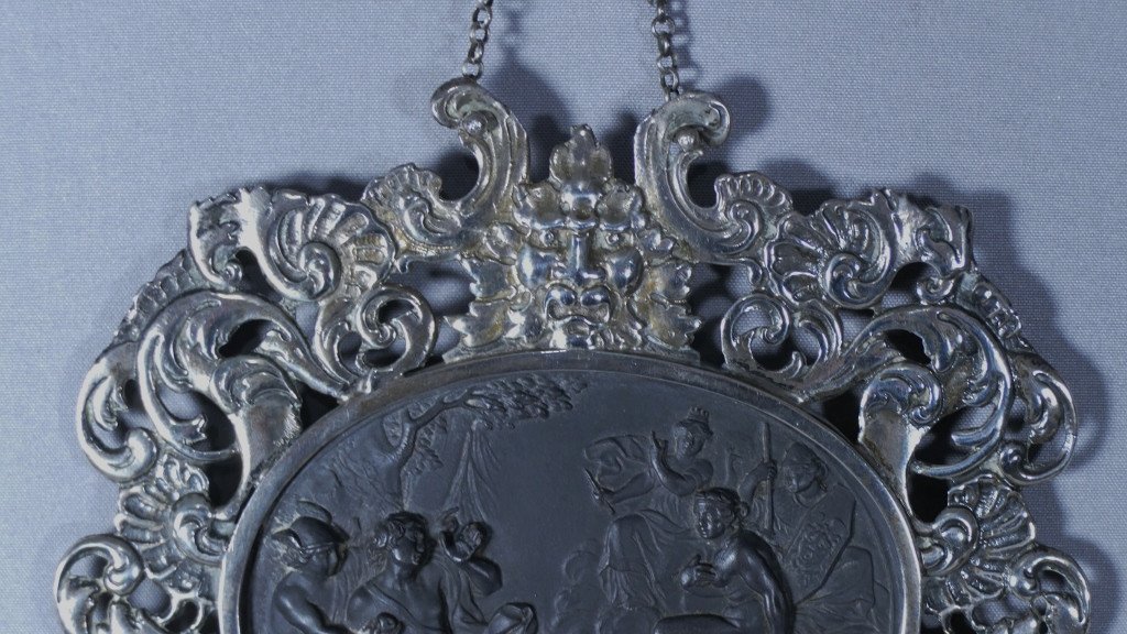 Médaillon à l'Antique En ébonite Et Cadre En Argent Massif , époque XIX ème Siècle-photo-1
