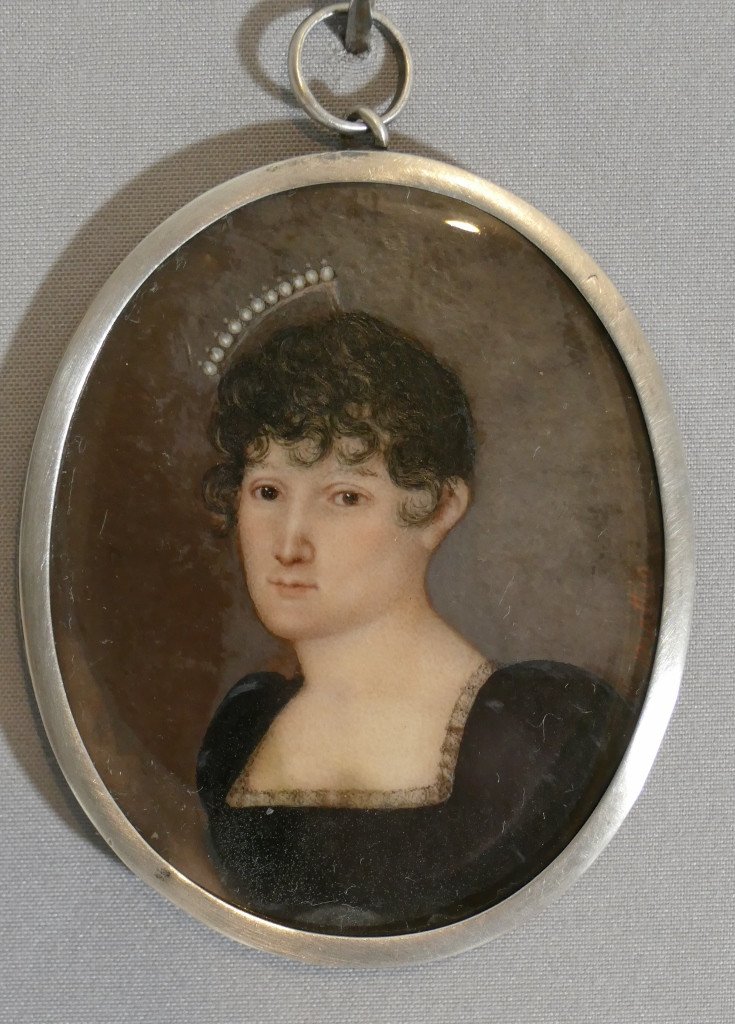 Portrait d'Une Femme Au Peigne En Perles, Miniature Sur Ivoire Signée Mathio, époque XIX ème