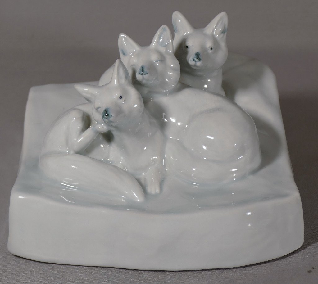 Statuette Animalière, Les 3 Renardeaux, Porcelaine Céladon Et Grise XX ème