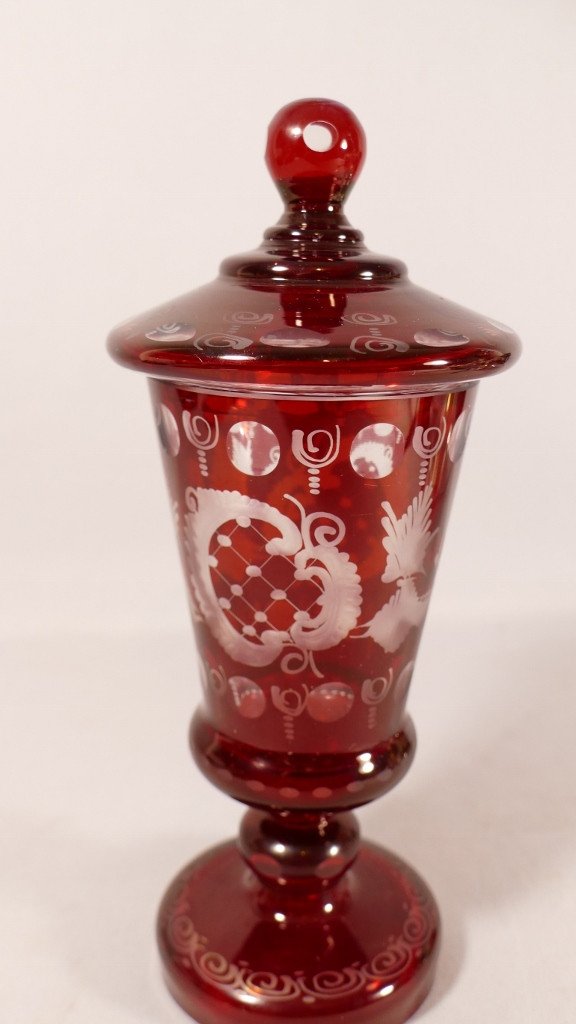 Drageoir, Covered Vase In Engraved Red Crystal From Bohemia, 20th Century-photo-2