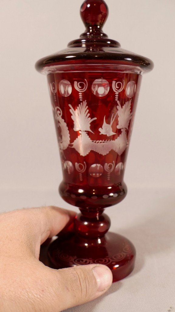 Drageoir, Vase Couvert En Cristal rouge Gravé De Bohême, époque XX ème-photo-4