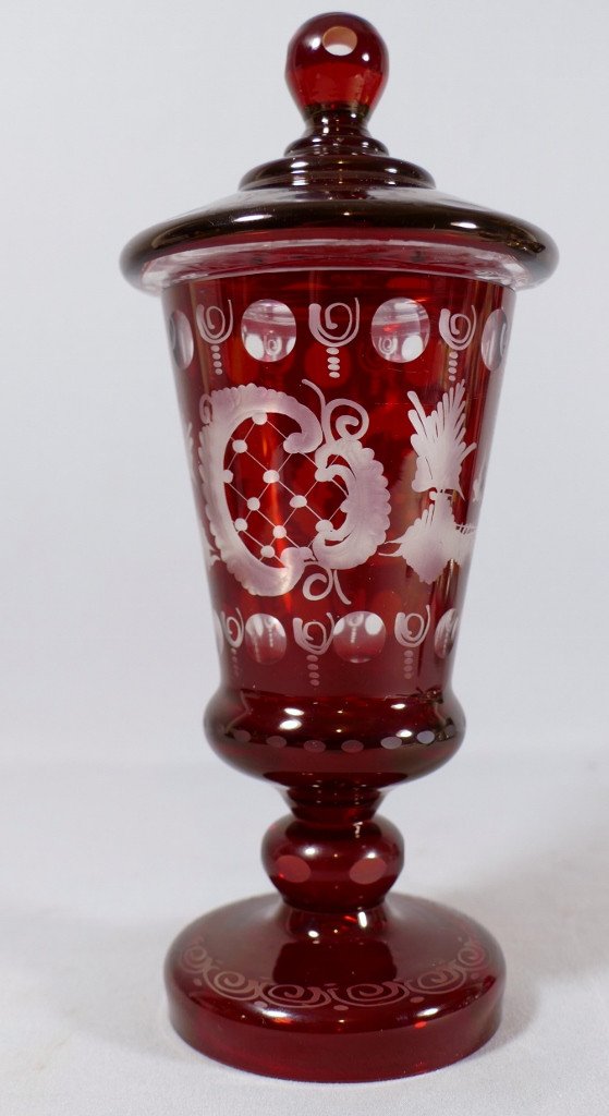 Drageoir, Vase Couvert En Cristal rouge Gravé De Bohême, époque XX ème