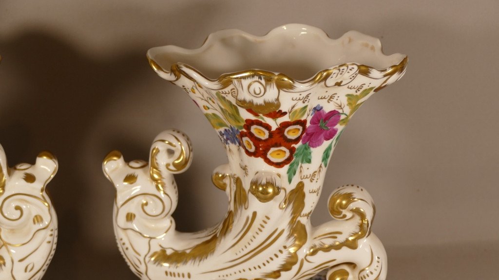 Paire De Vases Rhyton En Porcelaine De Paris émaillée De Fleurs, XIX ème-photo-1