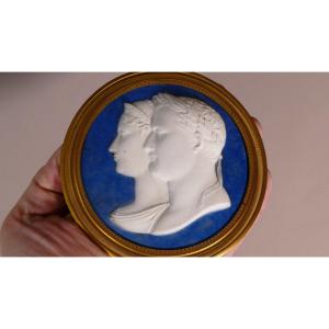 Médaillon Aux Profils De Napoléon Et Joséphine En Biscuit Façon Wedgwood, Cerclé Bronze Doré