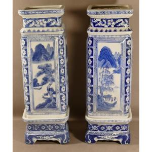 Paire De Vases Porcelaine Bleue Et Blanche, Chine, Milieu XX ème