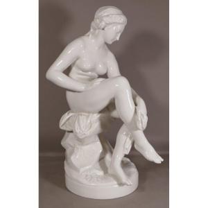 La Baigneuse Assise d'Après Falconet, Grande Sculpture En Porcelaine De Villenauxe