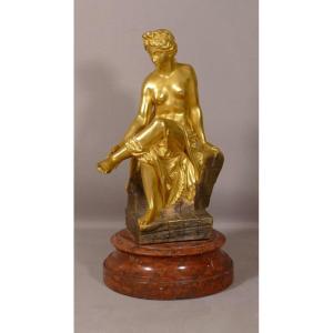 Statuette à l'Antique En Bronze Doré Et Patiné, Femme Assise Se Tenant Le Pied, XIX ème