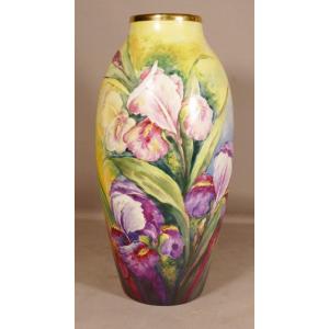 Vase Aux Iris Peint à La Main Par Sarlangeas, Porcelaine De Limoges 1954